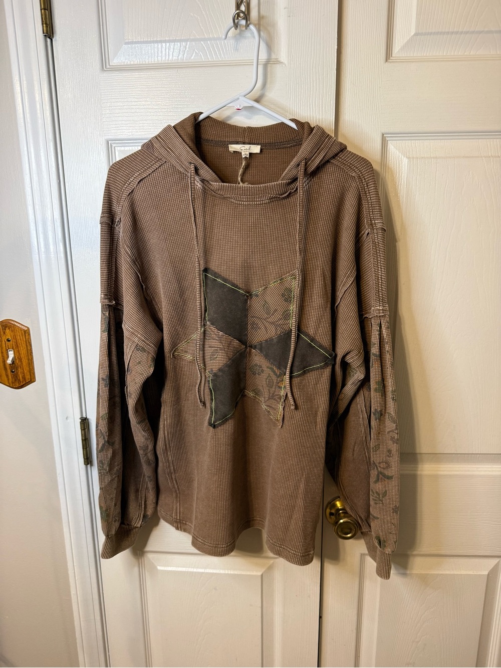 Easel Brown Star Applique Hooded Thermal Pullover Sweatshirt